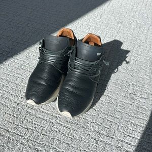 Gently worn esse ut esse fringe sneaker